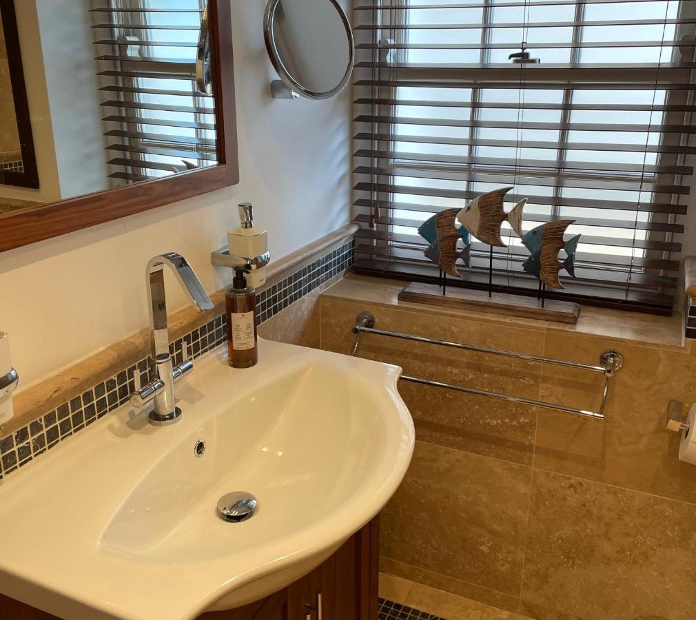 Appartement Stunning 2-Bed-2Bath Apt In Whitby With Parking Extérieur photo