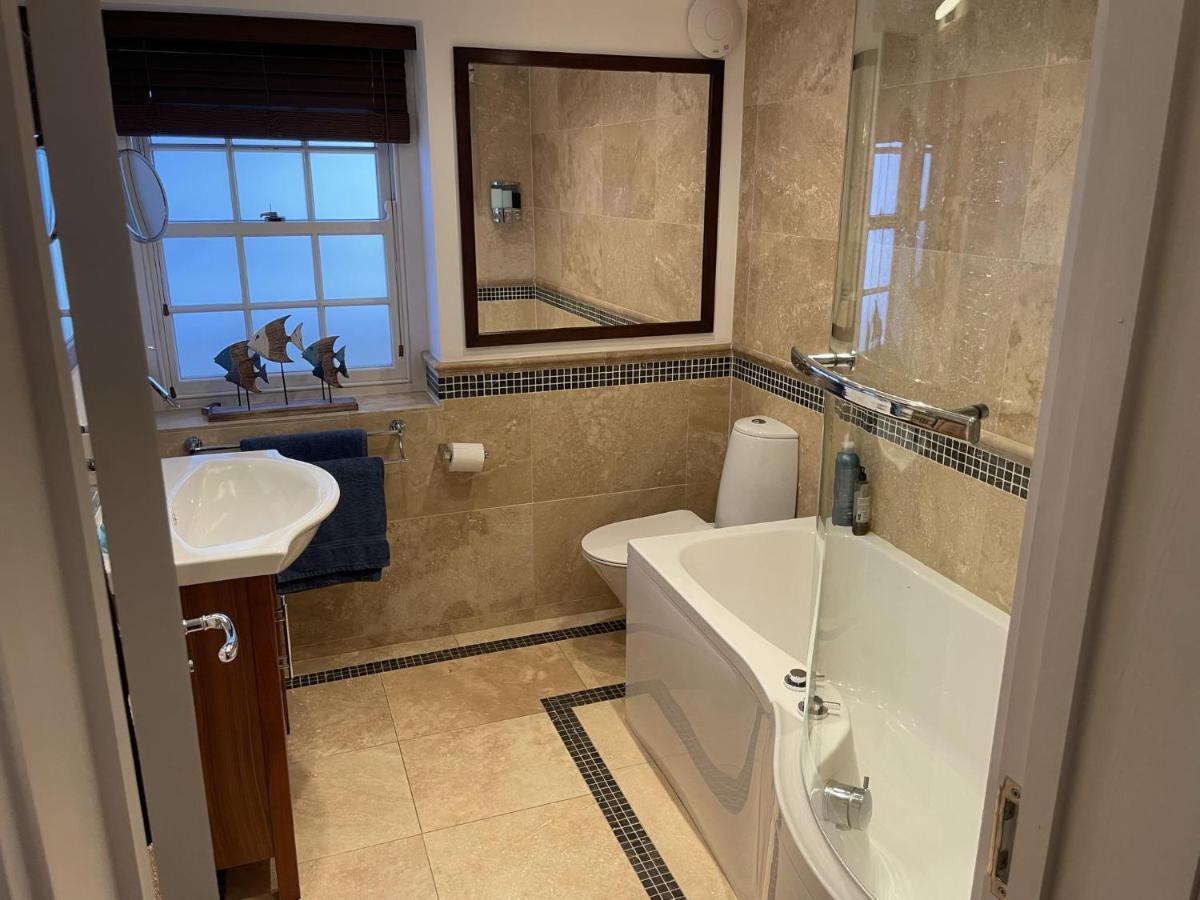Appartement Stunning 2-Bed-2Bath Apt In Whitby With Parking Extérieur photo