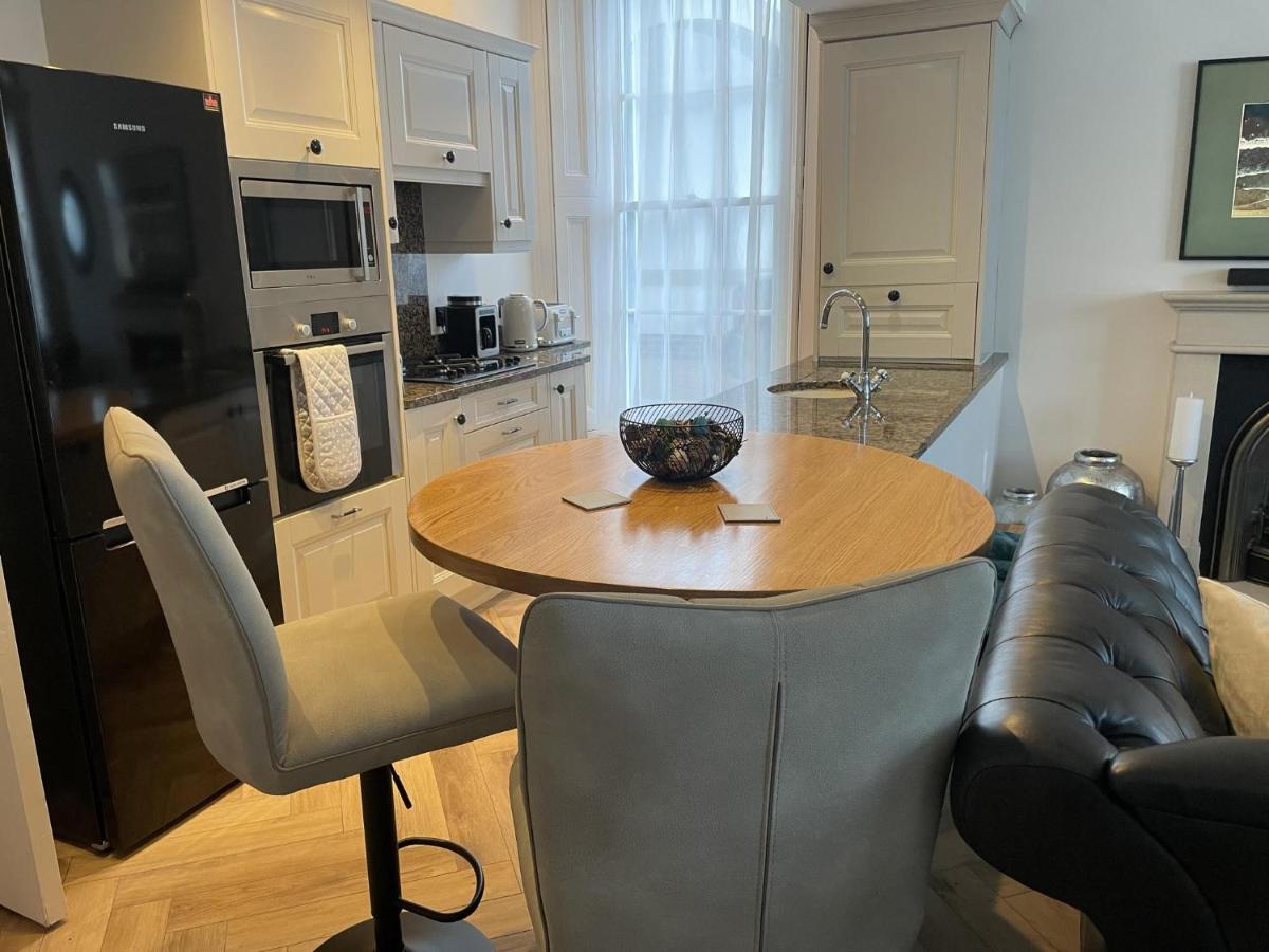 Appartement Stunning 2-Bed-2Bath Apt In Whitby With Parking Extérieur photo